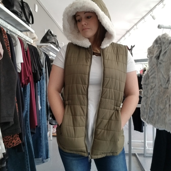 Meet your Posher, Tiffany - Picture 3 of 4